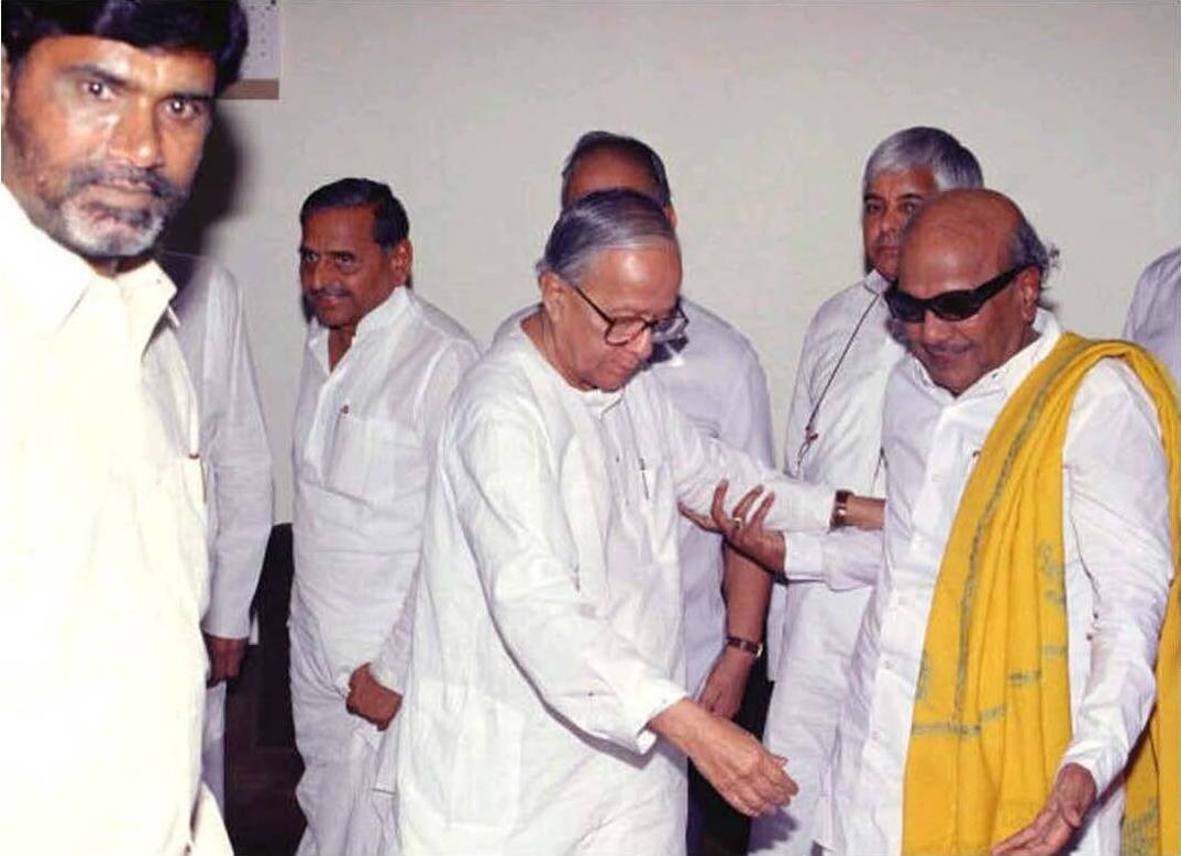 ஜோதி பாசுவுடன் கலைஞர்
