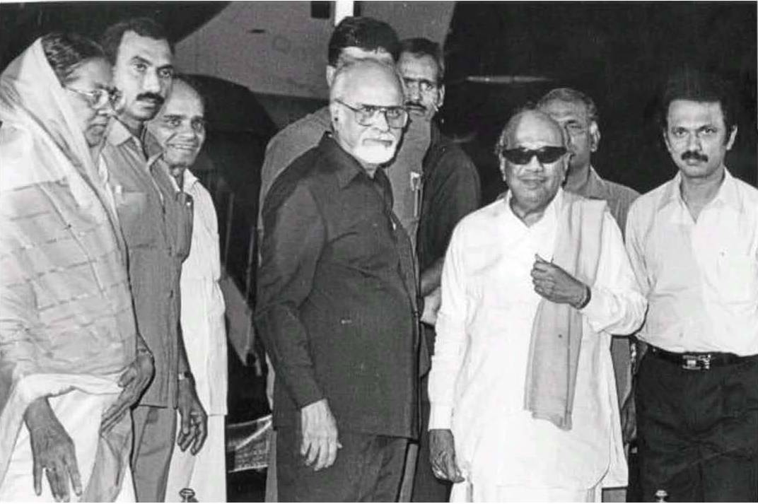 பிரதமர் ஐ.கே. குஜராலை வரவேற்கிறார் கலைஞர்